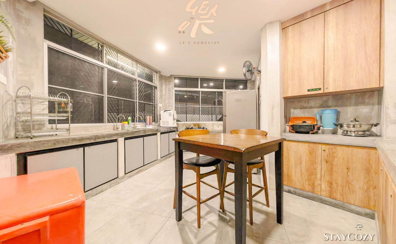 Spacious fully equipped kitchen at Le's Homestay Lot 550, a convenient Homestay Melaka Private Pool villa near town.