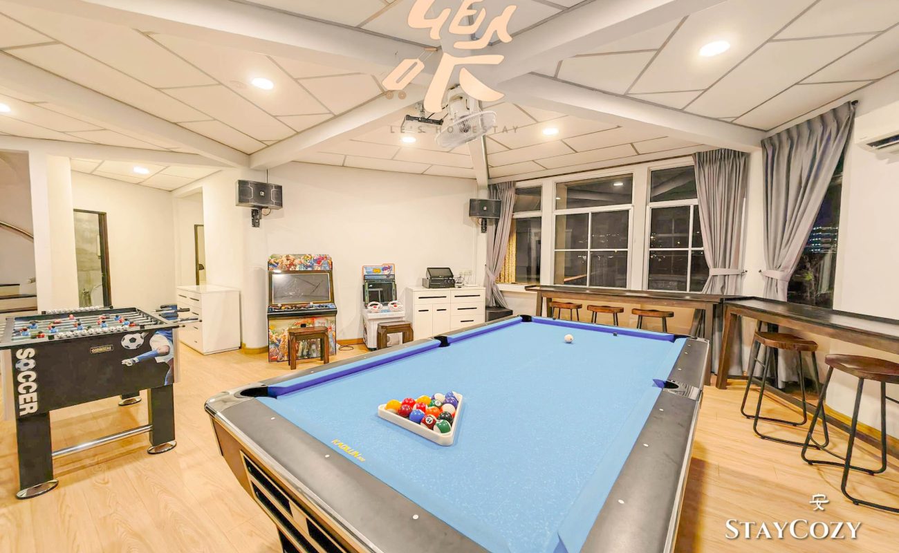 Indoor entertainment hall with pool table at Le's Homestay Lot 550, a fun Homestay Melaka Private Pool villa.
