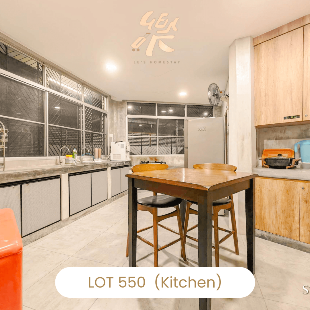 Modern kitchen and dining area at Le's Homestay Lot 550, a convenient Homestay Melaka Private Pool villa.
