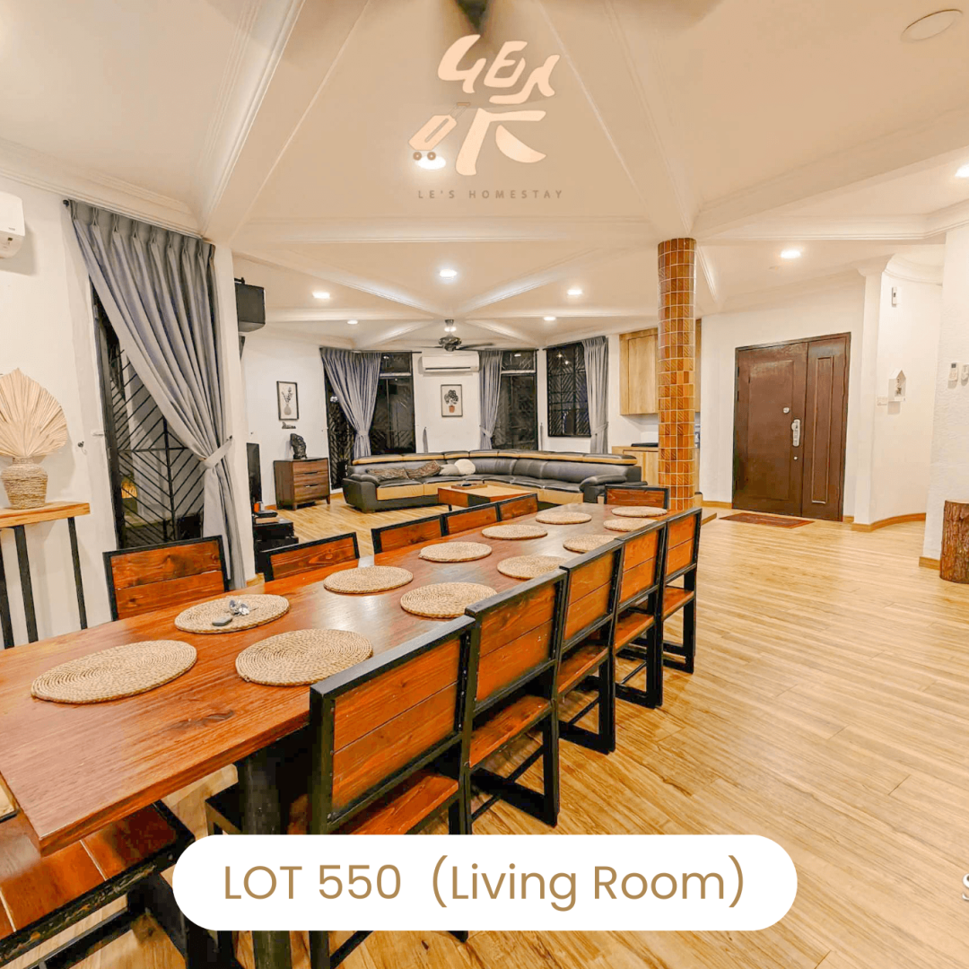 Large wooden dining table for group meals at Le's Homestay Lot 550, a top Homestay Melaka Private Pool venue.