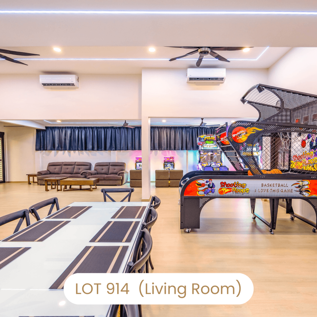 Spacious open plan living and dining hall at Le's Homestay Lot 914 A'Famosa Homestay