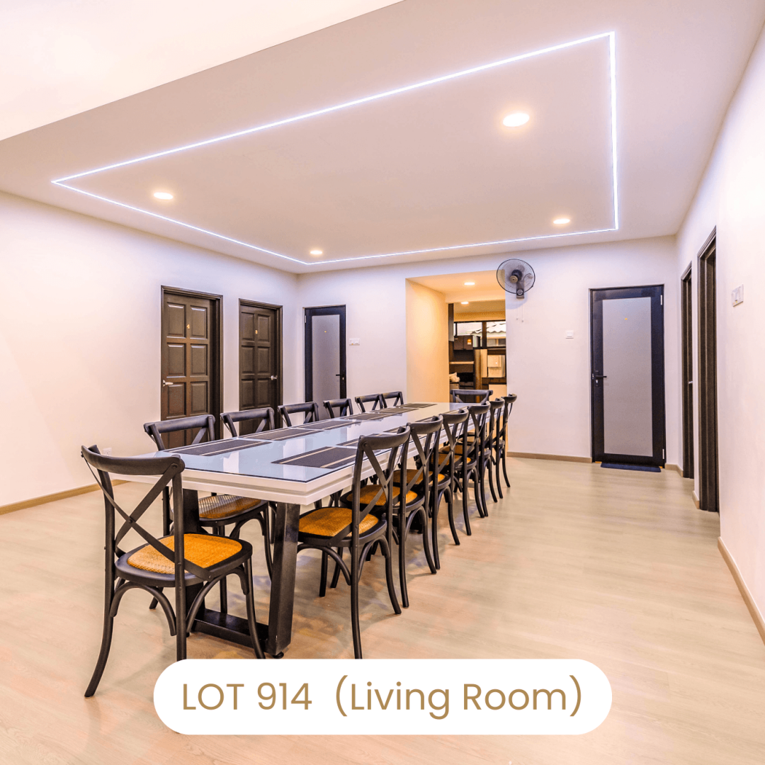 Long dining table setup for large group meals at Le's Homestay Lot 914 A'Famosa Homestay