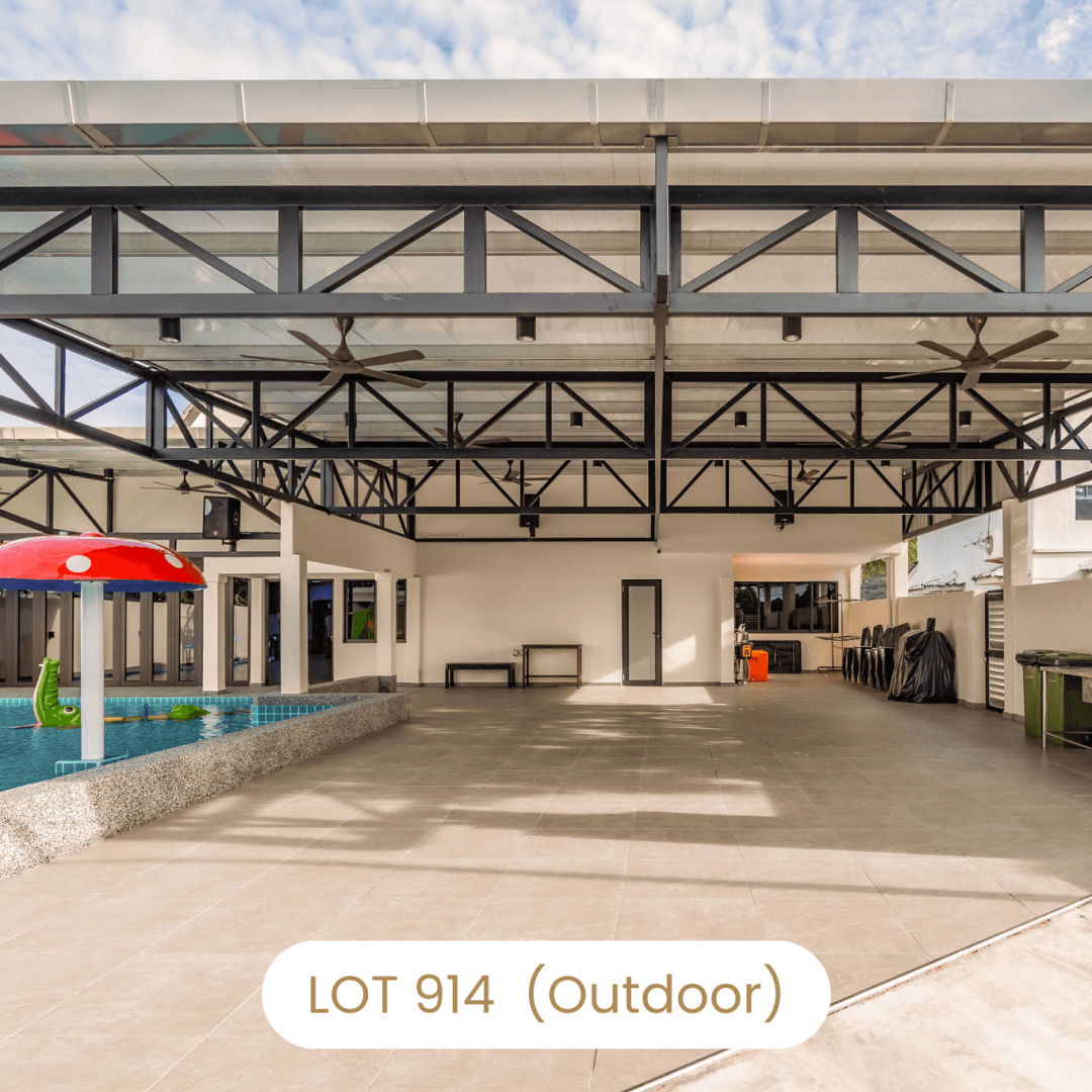 Spacious outdoor covered car porch area at Le's Homestay Lot 914 A'Famosa Homestay