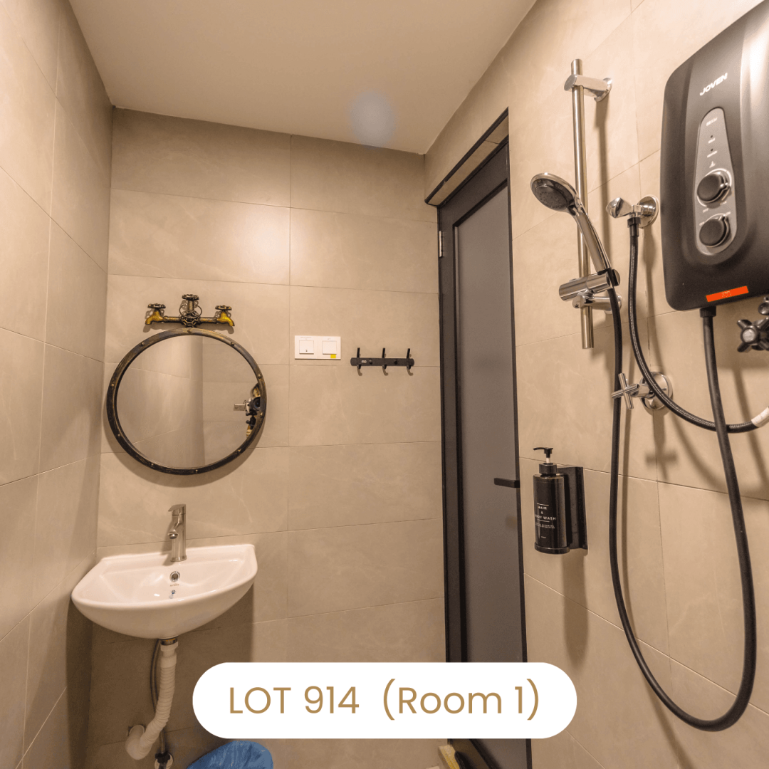 Clean ensuite bathroom with water heater shower at Le's Homestay Lot 914 A'Famosa Homestay
