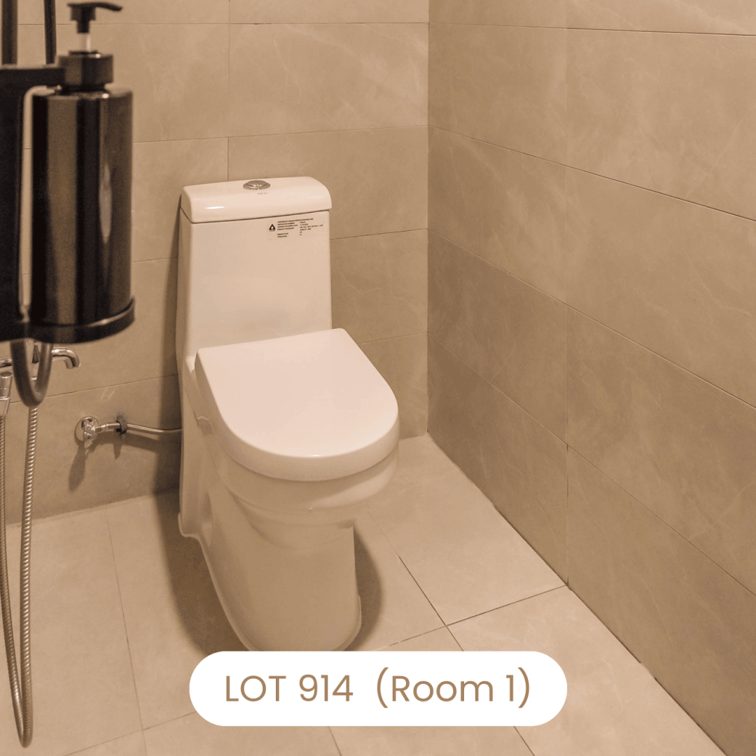 Clean toilet facility in ensuite bathroom at Le's Homestay Lot 914 A'Famosa Homestay