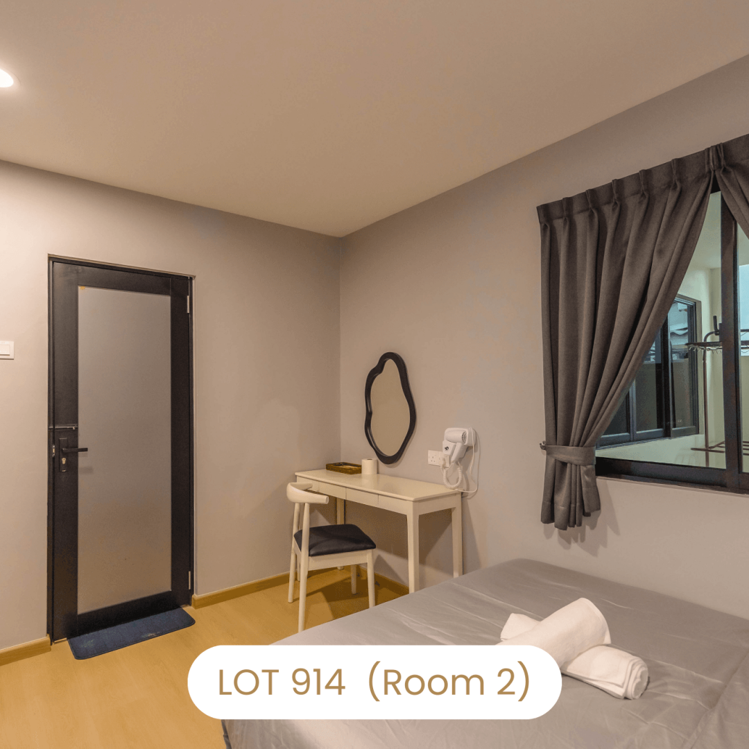 Bedroom vanity area and entrance door view at Le's Homestay Lot 914 A'Famosa Homestay
