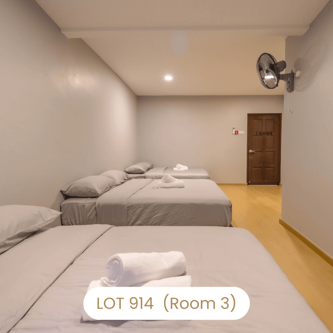 Spacious family bedroom layout with multiple queen beds at Le's Homestay Lot 914 A'Famosa Homestay (Room 3)