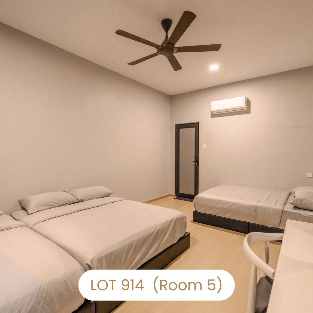 Spacious family bedroom layout with air conditioning and ceiling fan at Le's Homestay Lot 914 (Room 5)