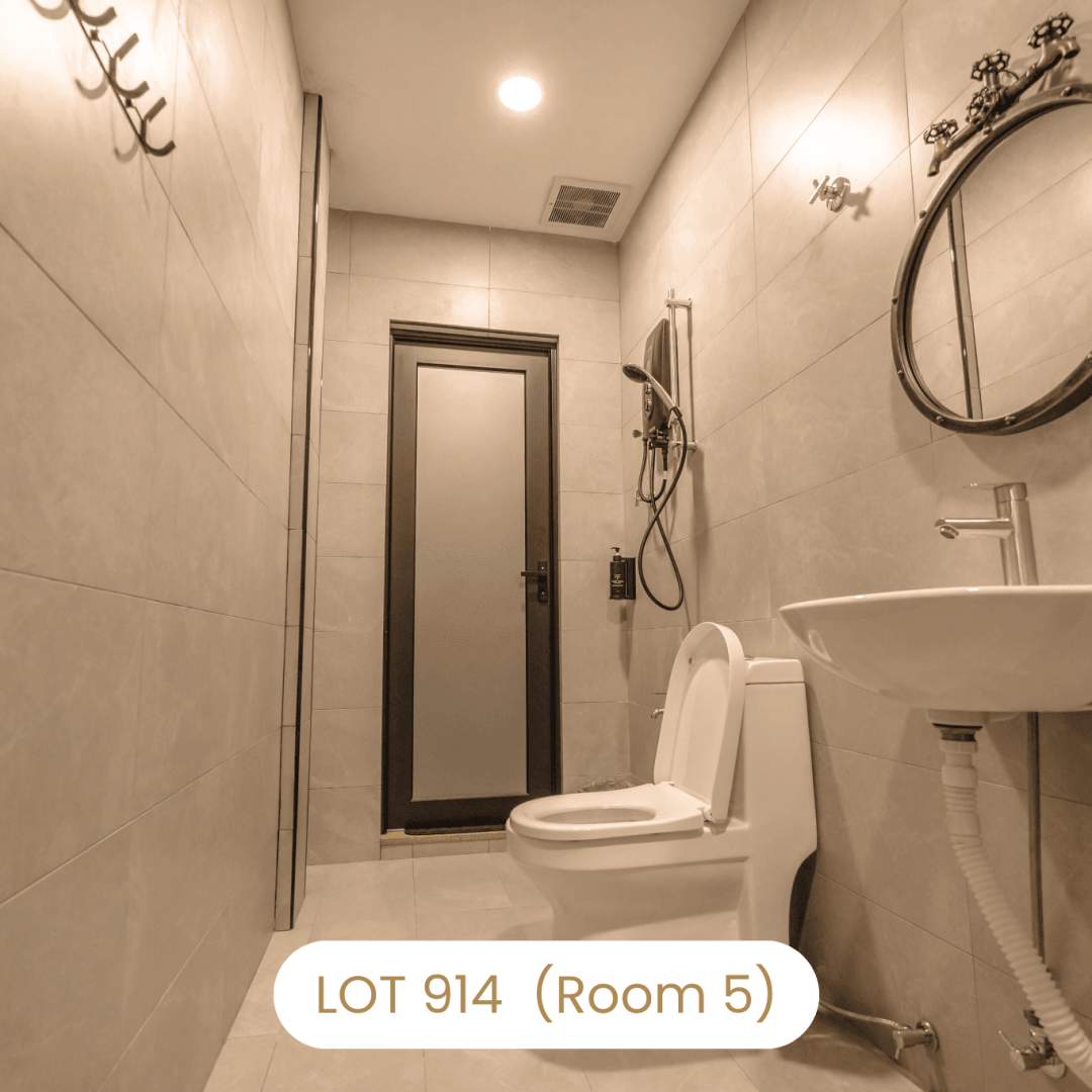 Clean ensuite private bathroom with modern fittings at Le's Homestay Lot 914 (Room 5)