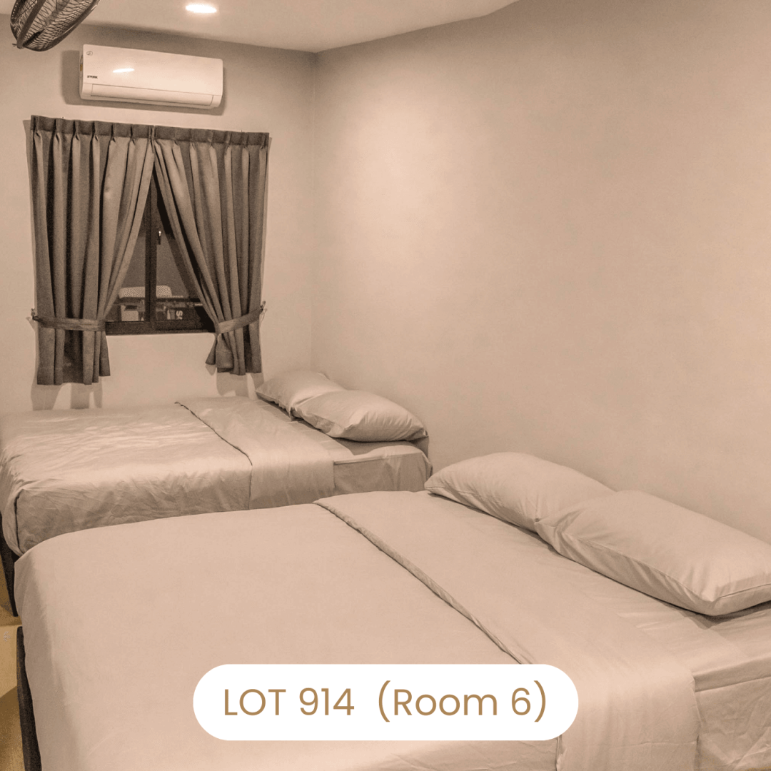 Cozy bedroom interior with air conditioning and window at Le's Homestay Lot 914 (Room 6)