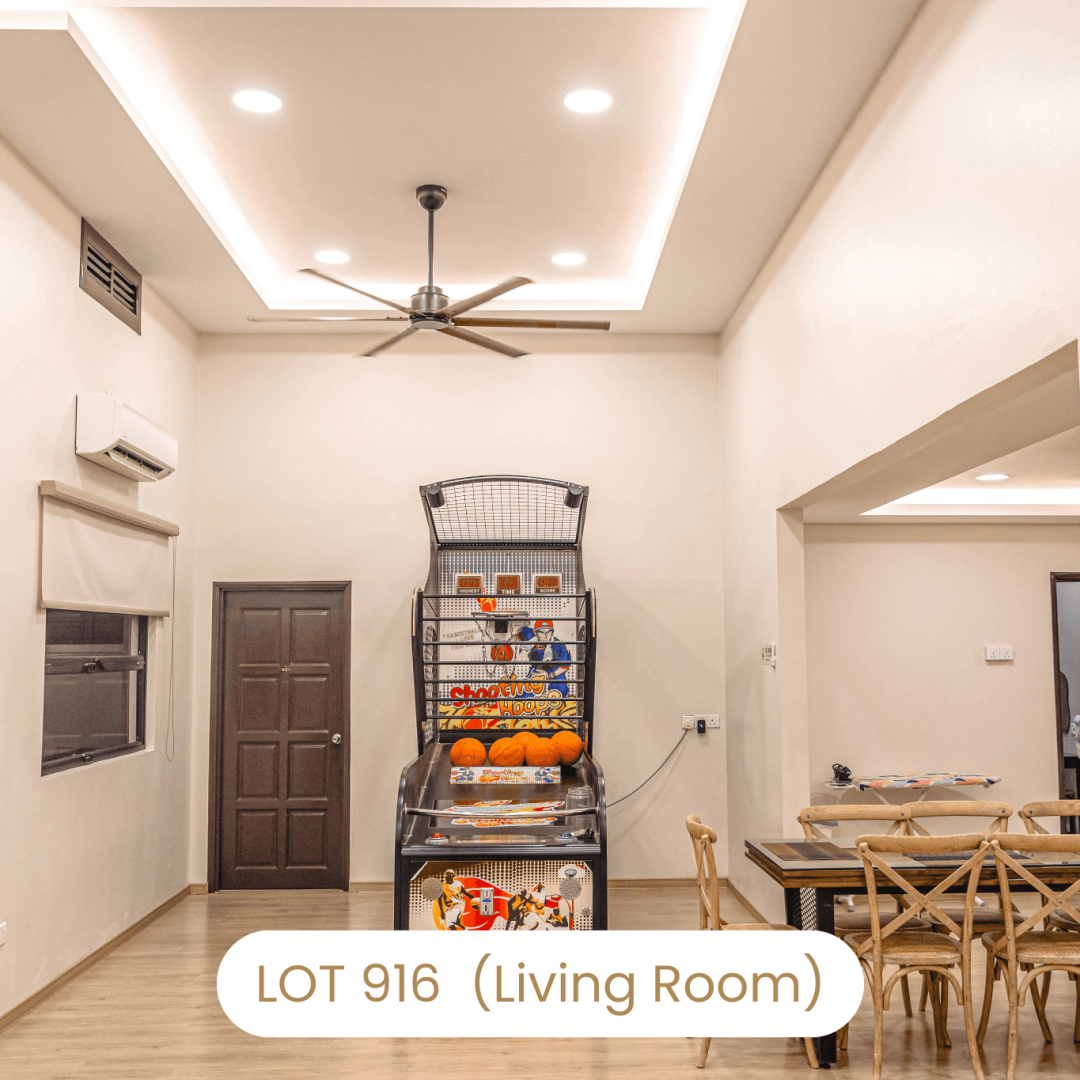 High ceiling living room with basketball arcade machine at Le's Homestay Lot 916 A'Famosa Homestay