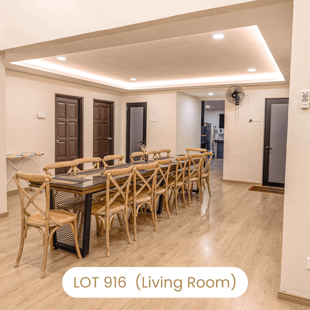 Long dining table setup for large group meals at Le's Homestay Lot 916 A'Famosa Homestay