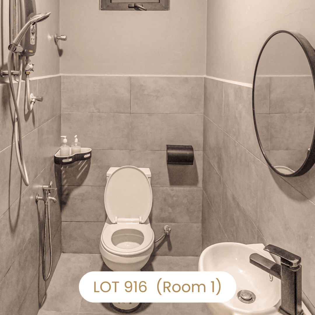 Private ensuite bathroom with water heater shower at Le's Homestay Lot 916 (Room 1)