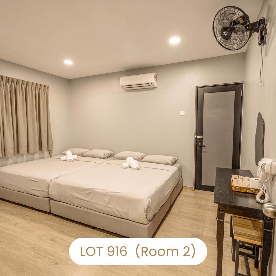 Family bedroom layout with multiple beds at Le's Homestay Lot 916 A'Famosa Homestay (Room 2)