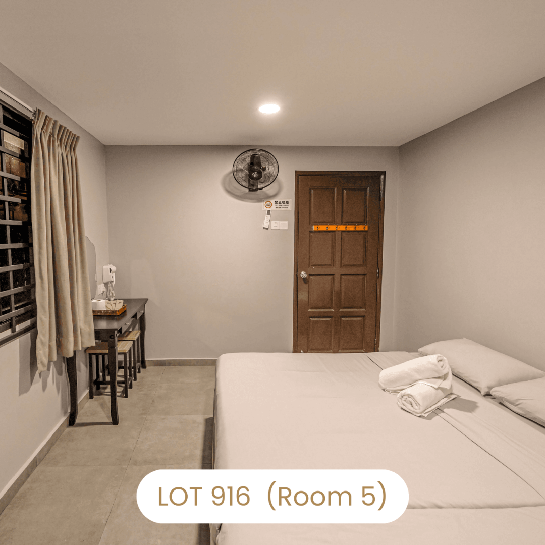 Cozy bedroom corner view with dressing table and door at Le's Homestay Lot 916 A'Famosa (Room 5)